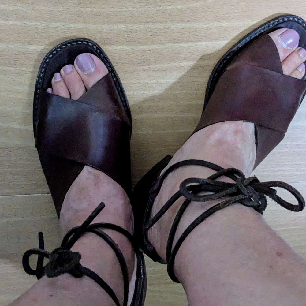 Vintage Kenneth Cole Dark Brown Leather Criss Cross Ankle Wrap Sandals. Size 7